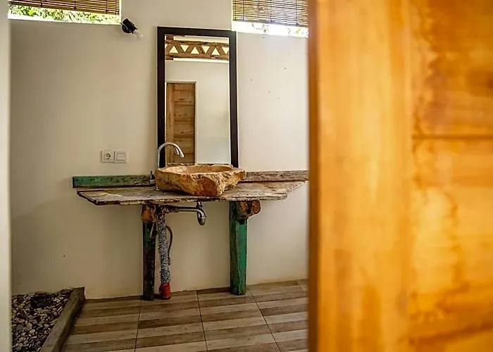 Vertical House Bali ロッジ *